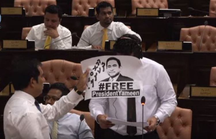 މަޖިލިހުގައި ހަޅޭކާއި ނިޒާމީ މައްސަލަ އާއި އަރާރުން!