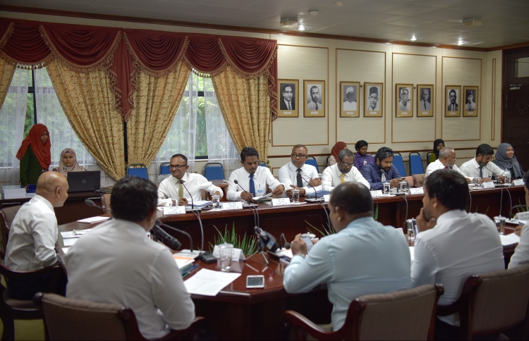 މާރުކޭޓު ތިން ބުރިއަށް: ކައުންސިލަރުން ވާނުވާގައި!