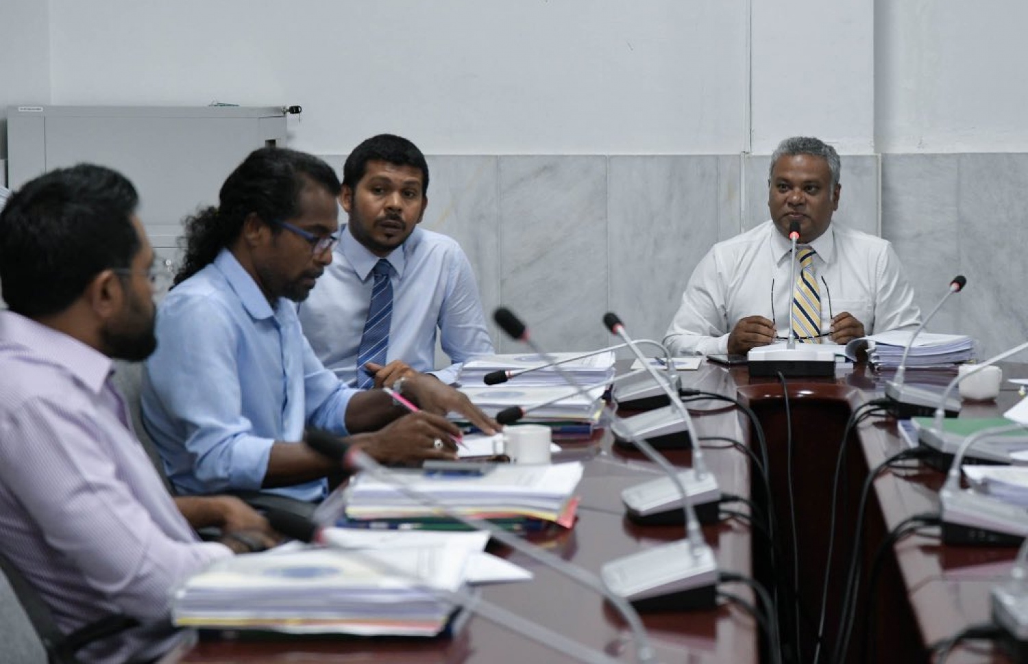 ލާމަރުކަޒީ ގާނޫނަށް ހުށަހެޅި އިސްލާހުތައް ދިރާސާކުރާ ކޮމިޓީގެ މެމްބަރުން: ލާމަރުކަޒީ ގާނޫނަށް އިތުރުކުރަން ހުށަހެޅި ބާބުގައި ބުނެފައި ވަނީ ކައުންސިލްތަކުން 33 ޕަސެންޓް އަންހެނުންނަށް ޚާއްސަކުރަންވާނެ ކަމަށް. --ފޮޓޯ/ މަޖިލީސް