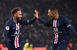 Paris Saint-Germain's Brazilian forward Neymar (L) is congratulated by Paris Saint-Germain's French forward Kylian Mbappe after scoring his team's first goal during the French L1 football match between Paris Saint-Germain (PSG) and FC Nantes (FCN) at the Parc des Princes in Paris, on December 4, 2019. (Photo by FRANCK FIFE / AFP)
