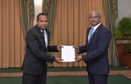 President Ibrahim Mohamed Solih presents the letter of appointment to Judge Ali Sameer as the High Court's representative on the Judicial Service Commission. PHOTO: PRESIDENT'S OFFICE