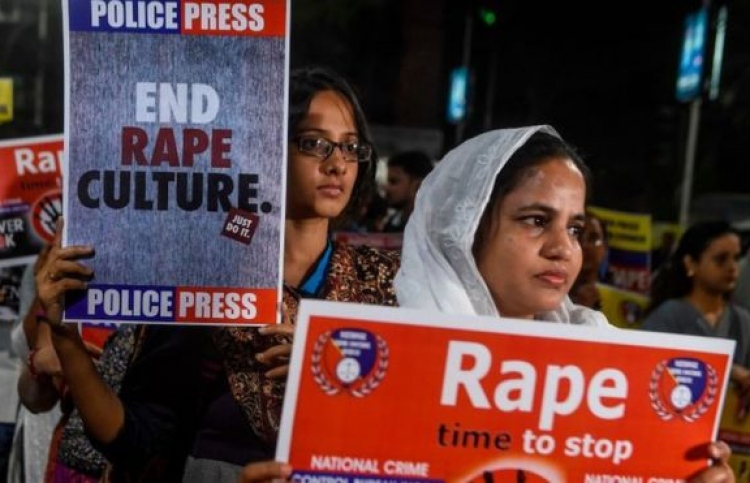 ރޭޕުގެ މައްސަލާގައި ކޯޓަށްދަނިކޮށް ގައިގައި ރޯކޮށްލައިފި