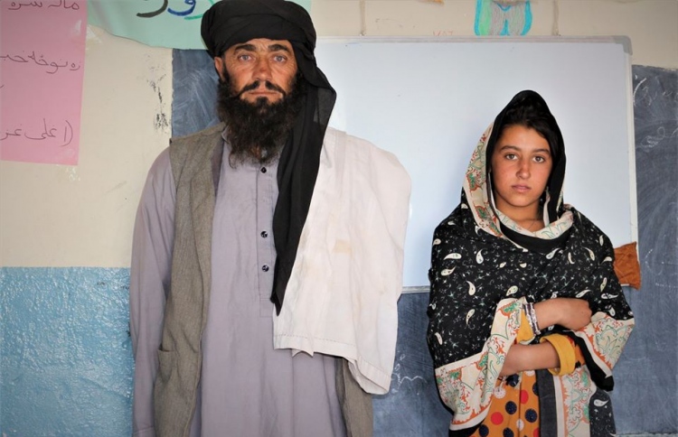 އަންހެން ދަރިފުޅަށް ކިޔަވައިދޭ އަފްޣާނުގެ ނަމޫނާ ބައްޕަ