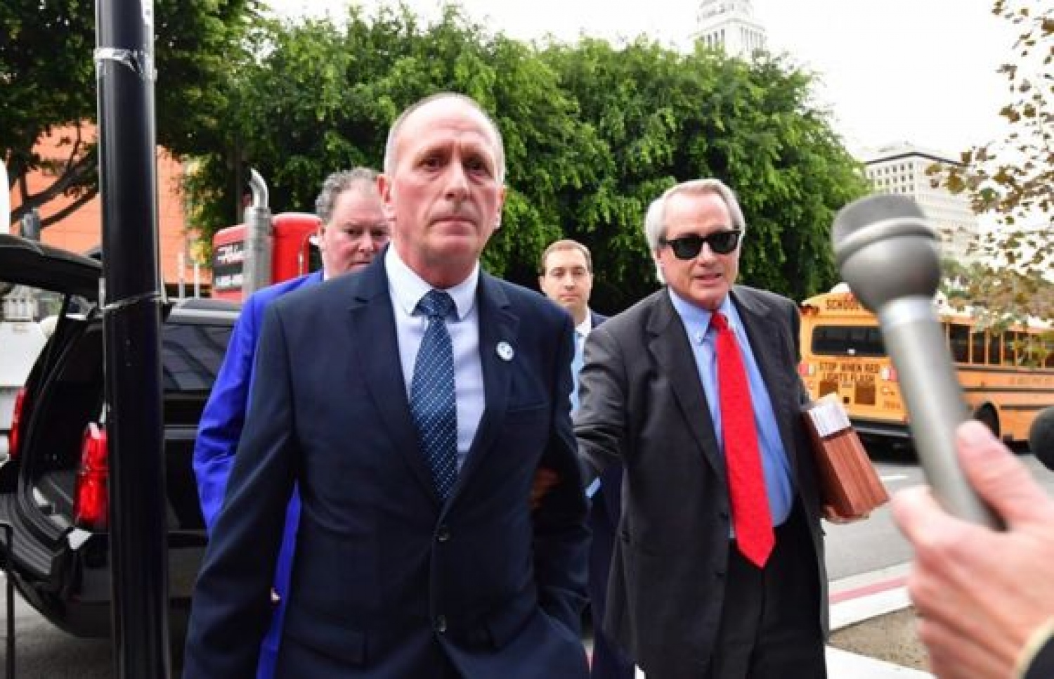 ވާމަން ވަކީލުންގެ ޓީމާ އެކު.