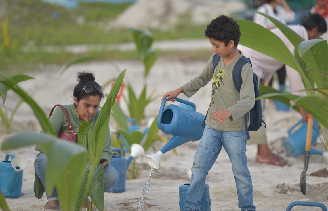 ހުޅުމާލެ- 07 ޑިސެމްބަރ 2019: ކްލީން މޯލްޑިވްސްއިން އިންތިޒާމްކޮށްގެން "ގޯ ގްރީން" ނަމުގައި ކުރިއަށް ގެންދިޔަ ގަސް އިންދުމުގެ ހަރަކާތުގައި ތެރެއިން ، މިހަރަކާތުގައި ކްލީން މޯލްޑިވްސްގެ ފަރާތުންވަނީ 500 މަގޫ ގަހާއި 500 ރުއް އިންދާފައި --. ފޮޓޯ: ރައީސް އޮފީސް