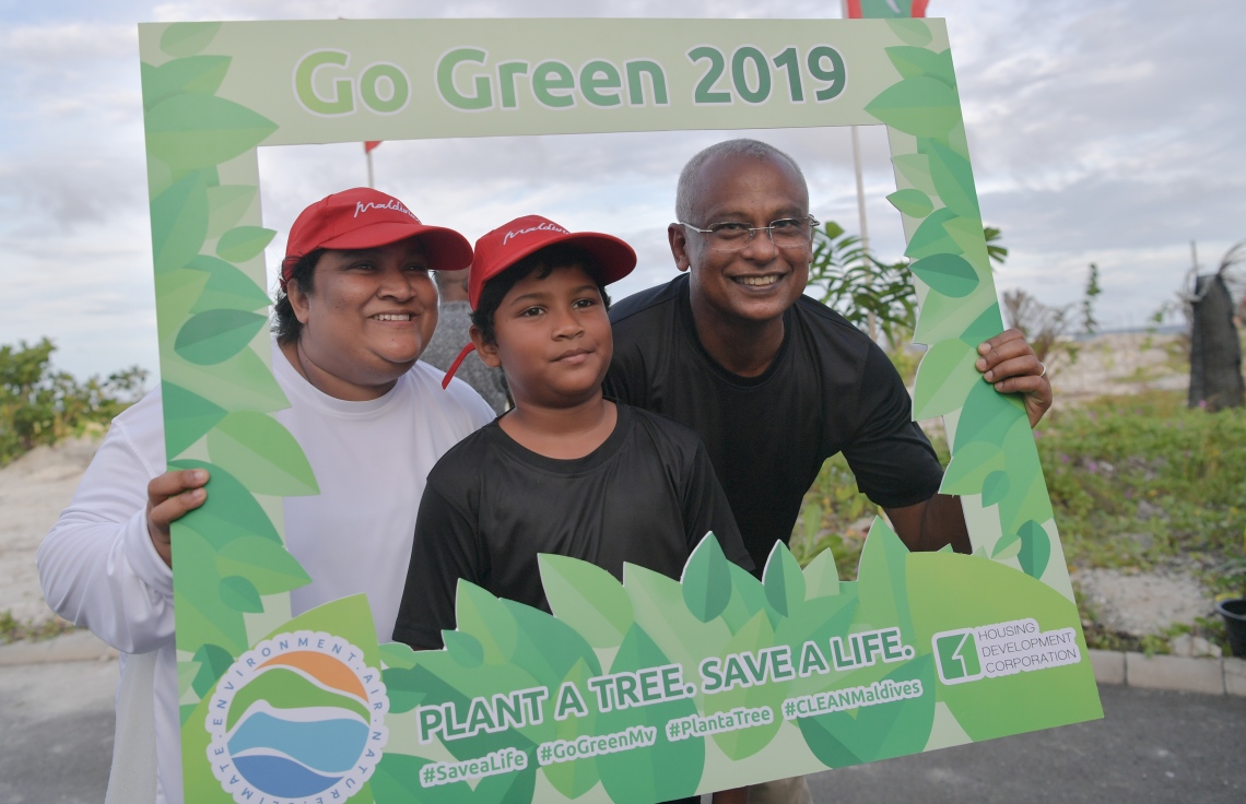 ހުޅުމާލެ- 07 ޑިސެމްބަރ 2019: ކްލީން މޯލްޑިވްސްއިން އިންތިޒާމްކޮށްގެން "ގޯ ގްރީން" ނަމުގައި ކުރިއަށް ގެންދިޔަ ގަސް އިންދުމުގެ ހަރަކާތުގައި ރައީސް އިބްރާހިމް މުހައްމަދު ސޯލިހާއެކު ހަރަކާރުގައި ބައެއް ބައިވެރިން ސެލްފީއެއް ނަގަނީ ، މިހަރަކާތުގައި ކްލީން މޯލްޑިވްސްގެ ފަރާތުންވަނީ 500 މަގޫ ގަހާއި 500 ރުއް އިންދާފައި --. ފޮޓޯ: ރައީސް އޮފީސް