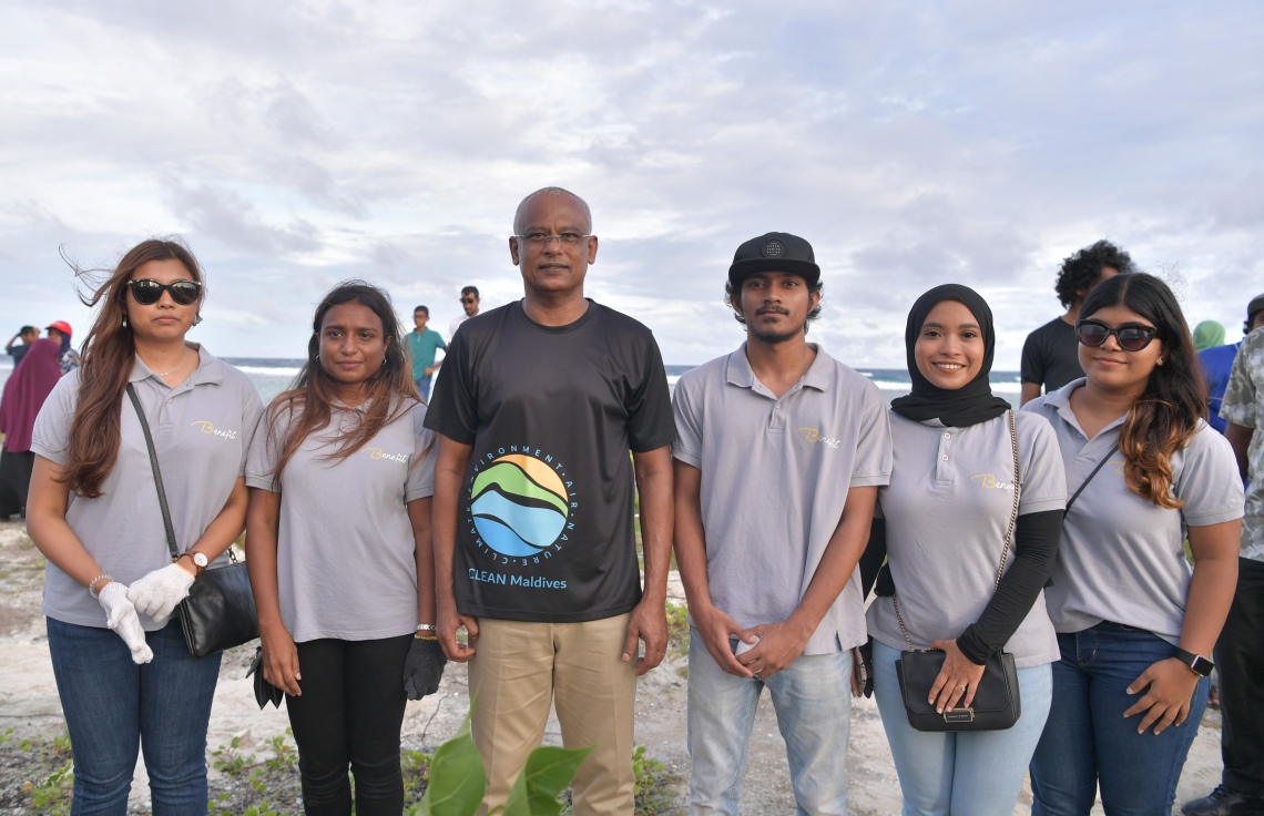 ހުޅުމާލެ- 07 ޑިސެމްބަރ 2019: ކްލީން މޯލްޑިވްސްއިން އިންތިޒާމްކޮށްގެން "ގޯ ގްރީން" ނަމުގައި ކުރިއަށް ގެންދިޔަ ގަސް އިންދުމުގެ ހަރަކާތުގައި ރައީސް އިބްރާހިމް މުހައްމަދު ސޯލިހާއެކު ހަރަކާރުގެ ބައެއް ބައިވެރިން ފޮޓޯއަށް ހުއްޓިގެން ، މިހަރަކާތުގައި ކްލީން މޯލްޑިވްސްގެ ފަރާތުންވަނީ 500 މަގޫ ގަހާއި 500 ރުއް އިންދާފައި --. ފޮޓޯ: ރައީސް އޮފީސް
