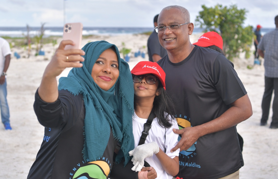 ހުޅުމާލެ- 07 ޑިސެމްބަރ 2019: ކްލީން މޯލްޑިވްސްއިން އިންތިޒާމްކޮށްގެން "ގޯ ގްރީން" ނަމުގައި ކުރިއަށް ގެންދިޔަ ގަސް އިންދުމުގެ ހަރަކާތުގައި ރައީސް އިބްރާހިމް މުހައްމަދު ސޯލިހާއެކު ހަރަކާރުގައި ބައިވެރި ބައެއް މީހުން ފޮޓޯއަކަށް ހުއްޓިގެން ، މިހަރަކާތުގައި ކްލީން މޯލްޑިވްސްގެ ފަރާތުންވަނީ 500 މަގޫ ގަހާއި 500 ރުއް އިންދާފައި --. ފޮޓޯ: ރައީސް އޮފީސް