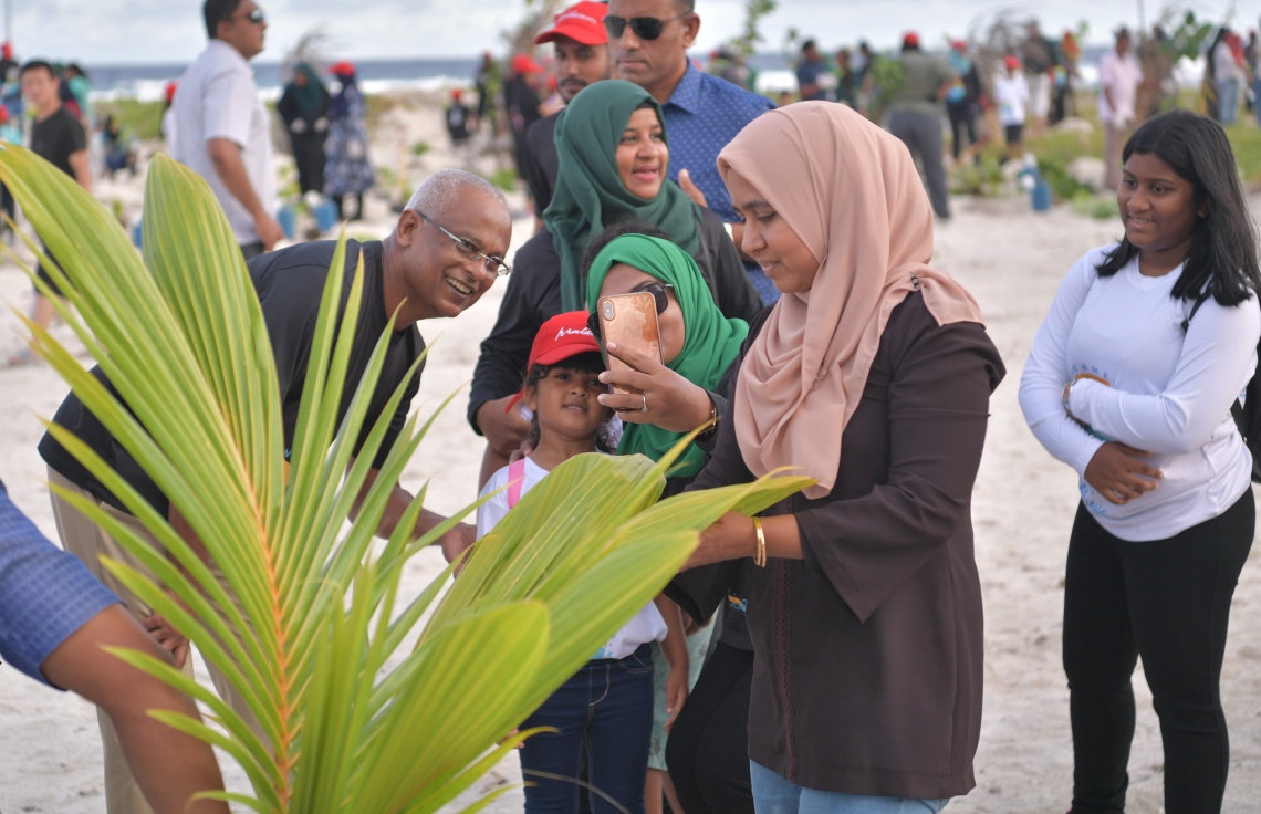 ހުޅުމާލެ- 07 ޑިސެމްބަރ 2019: ކްލީން މޯލްޑިވްސްއިން އިންތިޒާމްކޮށްގެން "ގޯ ގްރީން" ނަމުގައި ކުރިއަށް ގެންދިޔަ ގަސް އިންދުމުގެ ހަރަކާތުގައި ތެރެއިން ، މިހަރަކާތުގައި ކްލީން މޯލްޑިވްސްގެ ފަރާތުންވަނީ 500 މަގޫ ގަހާއި 500 ރުއް އިންދާފައި --. ފޮޓޯ: ރައީސް އޮފީސް