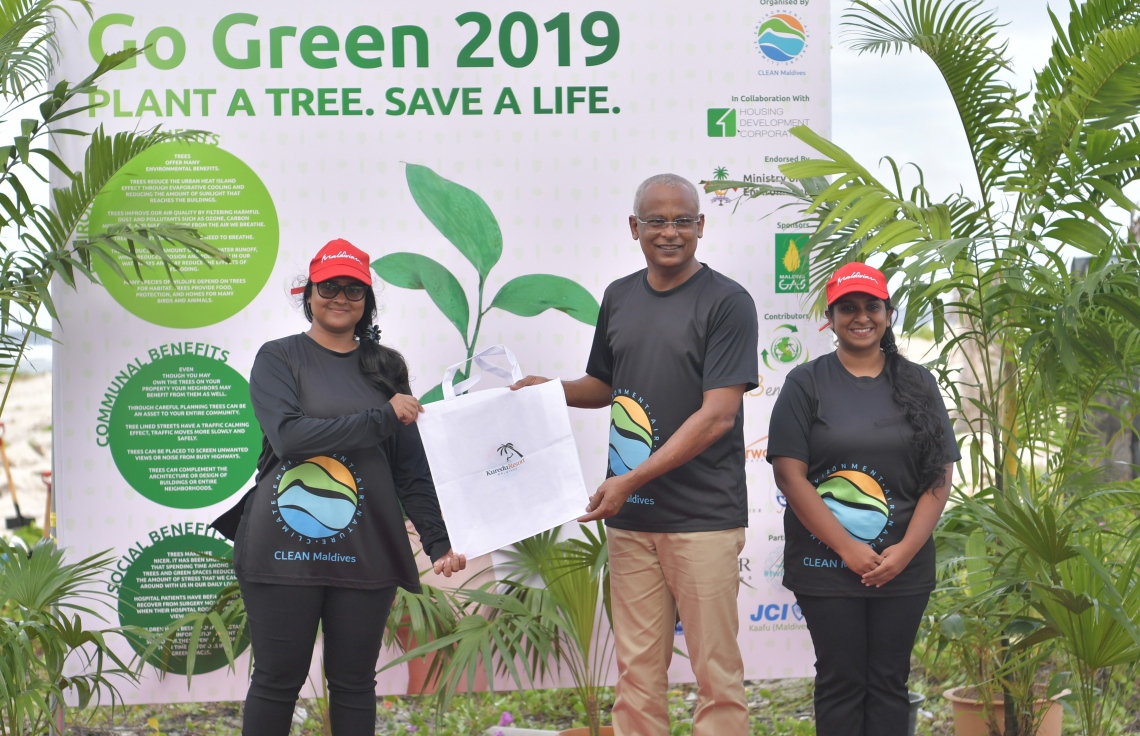 ހުޅުމާލެ- 07 ޑިސެމްބަރ 2019: ކްލީން މޯލްޑިވްސްއިން އިންތިޒާމްކޮށްގެން "ގޯ ގްރީން" ނަމުގައި ކުރިއަށް ގެންދިޔަ ގަސް އިންދުމުގެ ހަރަކާތުގެ ރައީސު އިބްރާހިމް މުހައްމަދު ސޯލިހް އިފްތިތާހްކޮށްދެއްވަނީ، މިހަރަކާތުގައި ކްލީން މޯލްޑިވްސްގެ ފަރާތުންވަނީ 500 މަގޫ ގަހާއި 500 ރުއް އިންދާފައި --. ފޮޓޯ: ރައީސް އޮފީސް