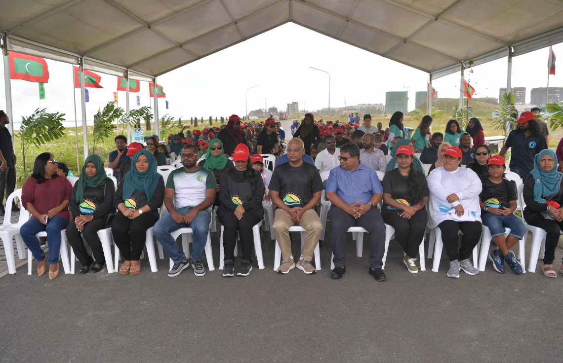 ހުޅުމާލެ- 07 ޑިސެމްބަރ 2019: ކްލީން މޯލްޑިވްސްއިން އިންތިޒާމްކޮށްގެން "ގޯ ގްރީން" ނަމުގައި ކުރިއަށް ގެންދިޔަ ގަސް އިންދުމުގެ ހަރަކާތުގެ ތެރެއިން، މިހަރަކާތުގައި ކްލީން މޯލްޑިވްސްގެ ފަރާތުންވަނީ 500 މަގޫ ގަހާއި 500 ރުއް އިންދާފައި --. ފޮޓޯ: ރައީސް އޮފީސް