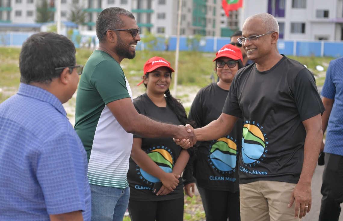 ހުޅުމާލެ- 07 ޑިސެމްބަރ 2019: ކްލީން މޯލްޑިވްސްއިން އިންތިޒާމްކޮށްގެން "ގޯ ގްރީން" ނަމުގައި ކުރިއަށް ގެންދިޔަ ގަސް އިންދުމުގެ ހަރަކާތުގެ ރައީސު އިބްރާހިމް މުހައްމަދު ސޯލިހް ބައިވެރިވެވަޑައިގަންނަވަނީ، މިހަރަކާތުގައި ކްލީން މޯލްޑިވްސްގެ ފަރާތުންވަނީ 500 މަގޫ ގަހާއި 500 ރުއް އިންދާފައި --. ފޮޓޯ: ރައީސް އޮފީސް