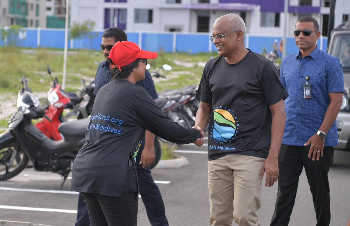 ހުޅުމާލެ- 07 ޑިސެމްބަރ 2019: ކްލީން މޯލްޑިވްސްއިން އިންތިޒާމްކޮށްގެން "ގޯ ގްރީން" ނަމުގައި ކުރިއަށް ގެންދިޔަ ގަސް އިންދުމުގެ ހަރަކާތުގެ ރައީސު އިބްރާހިމް މުހައްމަދު ސޯލިހް ބައިވެރިވެވަޑައިގަންނަވަނީ، މިހަރަކާތުގައި ކްލީން މޯލްޑިވްސްގެ ފަރާތުންވަނީ 500 މަގޫ ގަހާއި 500 ރުއް އިންދާފައި --. ފޮޓޯ: ރައީސް އޮފީސް