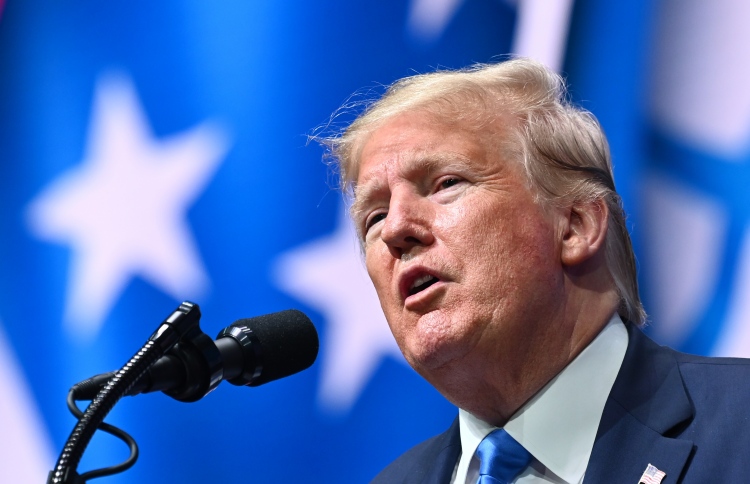 ޓްރަމްޕާ ބެހޭ ފޮތާ ދެކޮޅަށް ނެރުނު އަމުރު ބާތިލުކޮށްފި