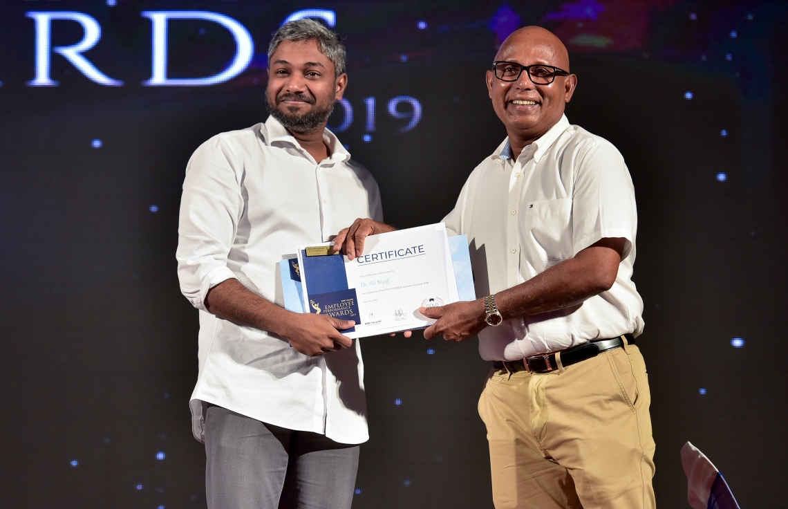 މާލެ- ޑިސެމްބަރު 8، 2019: އޭޑީކޭ ހޮސްޕިޓަލްގެ މުވައްޒަފުންގެ އަގު ވަޒަން ކުރަން ބޭއްވި ހަފްލާގައި އެހޮސްޕިޓަލްގެ މިދިޔަ އަހަރު ޕާފޯމަންސް އެވޯޑު ލިބުނު މުވައްޒަފަކާ އޭޑީކޭގެ ޗެއާމަން ނާޝިދު އިނާމު ހަވާލު ކޮށްދެއްވަނީ --. ފޮޓޯ: ނިޝާން އަލީ/ މިހާރު