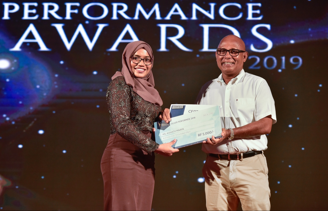 މާލެ- ޑިސެމްބަރު 8، 2019: އޭޑީކޭ ހޮސްޕިޓަލްގެ މުވައްޒަފުންގެ އަގު ވަޒަން ކުރަން ބޭއްވި ހަފްލާގައި އެހޮސްޕިޓަލްގެ މިދިޔަ އަހަރު ޕާފޯމަންސް އެވޯޑު ލިބުނު މުވައްޒަފަކާ އޭޑީކޭގެ ޗެއާމަން ނާޝިދު އިނާމު ހަވާލު ކޮށްދެއްވަނީ --. ފޮޓޯ: ނިޝާން އަލީ/ މިހާރު
