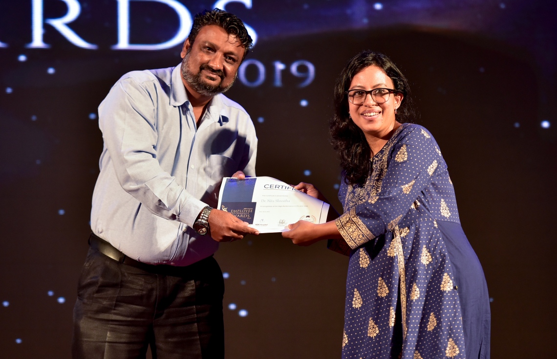 މާލެ- ޑިސެމްބަރ 8، 2019: އޭޑީކޭ ހޮސްޕިޓަލްގެ މުވައްޒަފުންގެ އަގު ވަޒަން ކުރަން ބޭއްވި ހަފްލާގައި އެހޮސްޕިޓަލްގެ މިދިޔަ އަހަރު ޕާފޯމަންސް އެވޯޑު ލިބުނު މުވައްޒަފަކާ އިނާމު ހަވާލު ކުރައްވަނީ --. ފޮޓޯ: ނިޝާން އަލީ/ މިހާރު