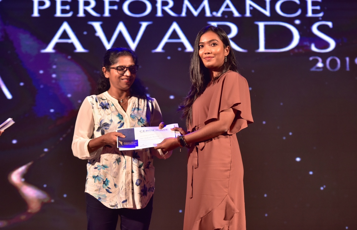 މާލެ- ޑިސެމްބަރ 8، 2019 : އޭޑީކޭ ހޮސްޕިޓަލްގެ މުވައްޒަފުންގެ އަގު ވަޒަން ކުރަން ބޭއްވި ހަފްލާގައި އެހޮސްޕިޓަލްގެ މިދިޔަ އަހަރު ޕާފޯމަންސް އެވޯޑު ލިބުނު މުވައްޒަފަކާ އިނާމު ހަވާލު ކުރައްވަނީ --. ފޮޓޯ: ނިޝާން އަލީ/ މިހާރު