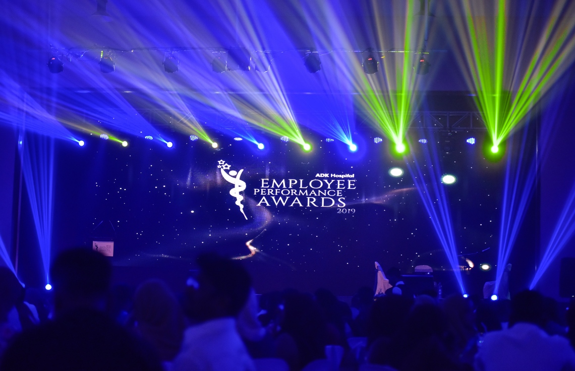 މާލެ- ޑިސެމްބަރު 8، 2019: އޭޑީކޭ ހޮސްޕިޓަލްގެ މުވައްޒަފުންގެ އަގު ވަޒަން ކުރަން ބޭއްވި ހަފްލާގެ ތެރެއިން: މިދިޔަ އަހަރު އެ ހޮސްޕިޓަލުގެ އެންމެ ރަނގަޅަށް މަސައްކަތް ކުރި މުވައްޒަފަކަށް ހޮވުނީ އިންޑިއާގެ މީހެއް ކަމަށްވާ ހަސަން މުހައްމަދު ޝެއިޚް ދާއޫދު --. ފޮޓޯ: ނިޝާން އަލީ/ މިހާރު