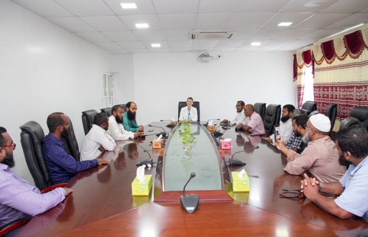 އިނގިރޭސި ސަފީރު އައްޑޫގެ އިމާމުންނާ ބައްދަލުކޮށްފި