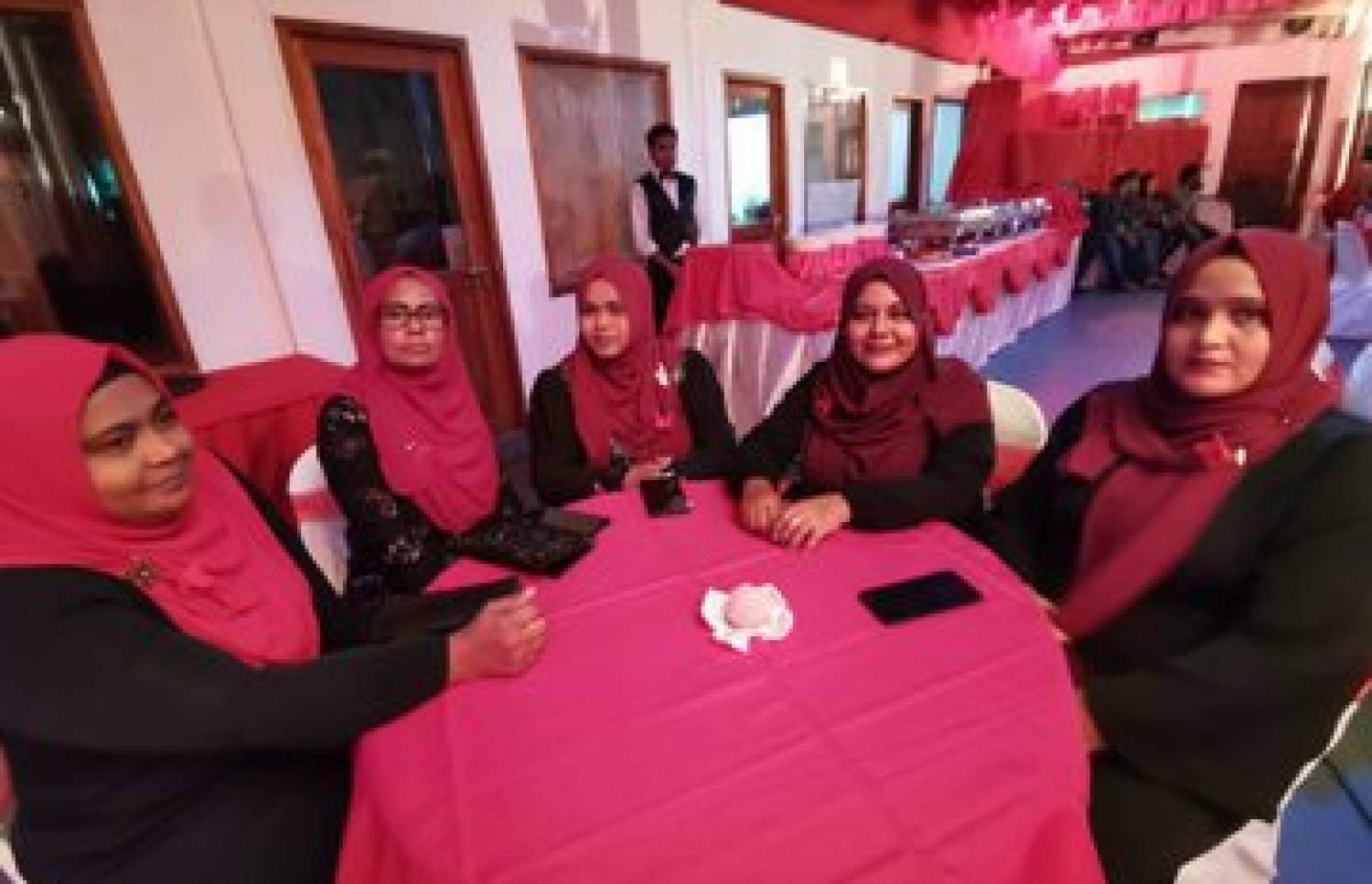 ޖުމްހޫރީ ޕާޓީގެ އަންހެނުންގެ ގޮފި "ރަތް ފިޔަ" އިފްތިތާހު ކުރުމަށް މިރޭ ބޭއްވި ރަސްމިއްޔާތުގައި ބައިވެރިވި ބައެއް އަންހެނުން.