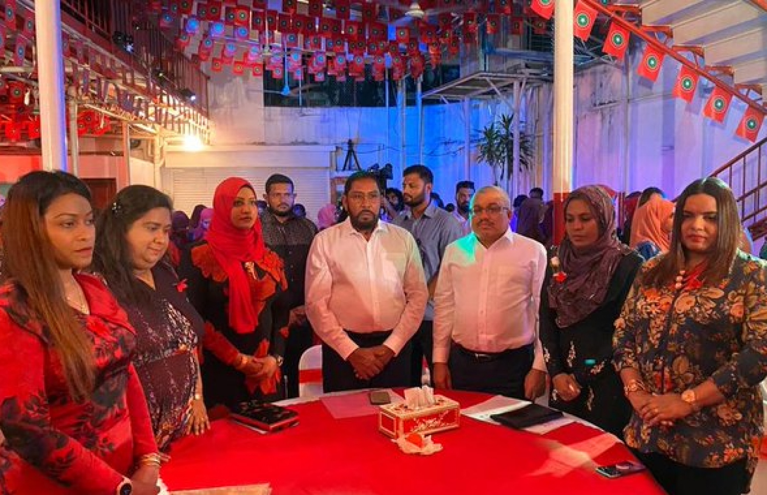 ޖުމްހޫރީ ޕާޓީގެ އަންހެނުންގެ ގޮފި "ރަތް ފިޔަ" އިފްތިތާހު ކުރުމަށް މިރޭ ބޭއްވި ރަސްމިއްޔާތުގައި އެ ޕާޓީގެ ލީޑަރު ގާސިމާއި ކުރީގެ ނައިބު ރައީސް ޖިހާދު އަދި ގާސިމް އަނބިކަނބަލުން، ޓްރާންސްޕޯޓް މިނިސްޓަރު ނަހުލާ އިތުރުން ޖޭޕީގެ ބައެއް އިސްބޭފުޅުން ބައިވެރިވެވަޑައިގަންނަވަނީ.