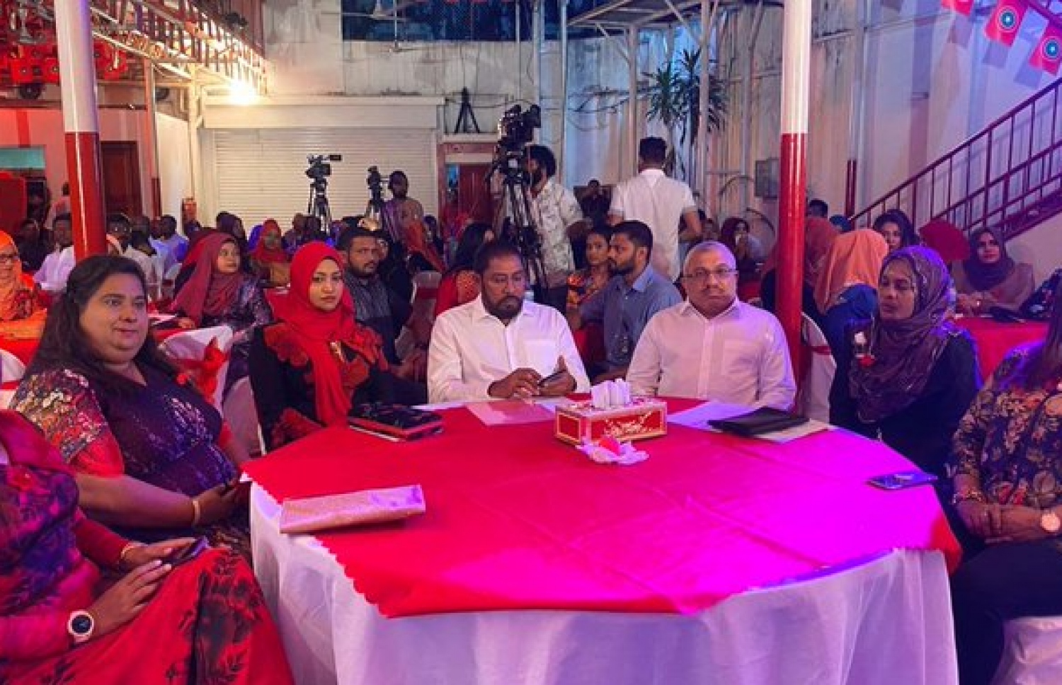 ޖުމްހޫރީ ޕާޓީގެ އަންހެނުންގެ ގޮފި "ރަތް ފިޔަ" އިފްތިތާހު ކުރުމަށް ރޭ ބޭއްވި ރަސްމިއްޔާތުގައި އެ ޕާޓީގެ ލީޑަރު ގާސިމާއި އޭނާގެ އަނބިކަނބަލުން އަދި ޓްރާންސްޕޯޓް މިނިސްޓަރު ނަހުލާ ބައިވެރިވެވަޑައިގަންނަވަނީ.