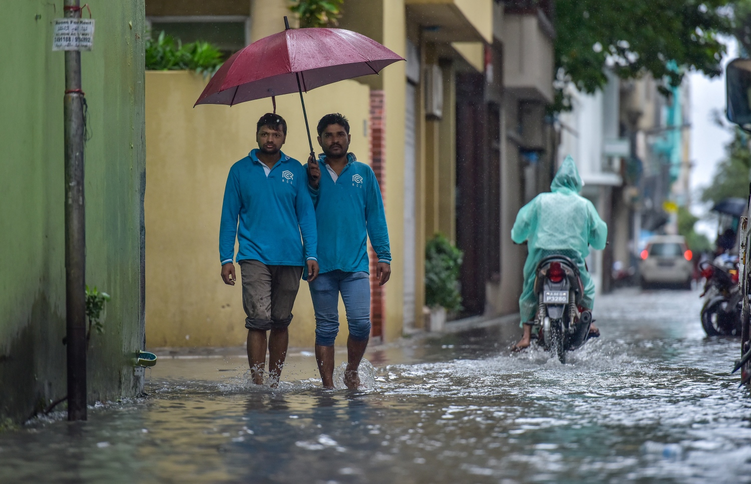 މާލެއަށް މިއަދު ވެހުނު ވާރޭގައި މަގުތައް ފެންބޮޑުވެފައި ވަނިކޮށް ބަޔަކު މަގު ހުރަސްކުރަނީ -- ފޮޓޯ: ނިޝާން އަލީ/ މިހާރު