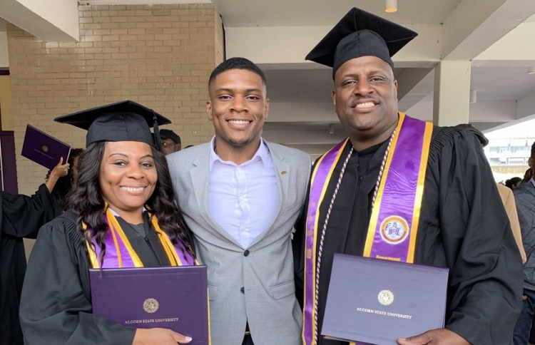 އެކުގައިގްރެޖުއޭޓުވި އެމެރިކާގެ ދެމަފިރިއަކަށް ސަމާލުކަން