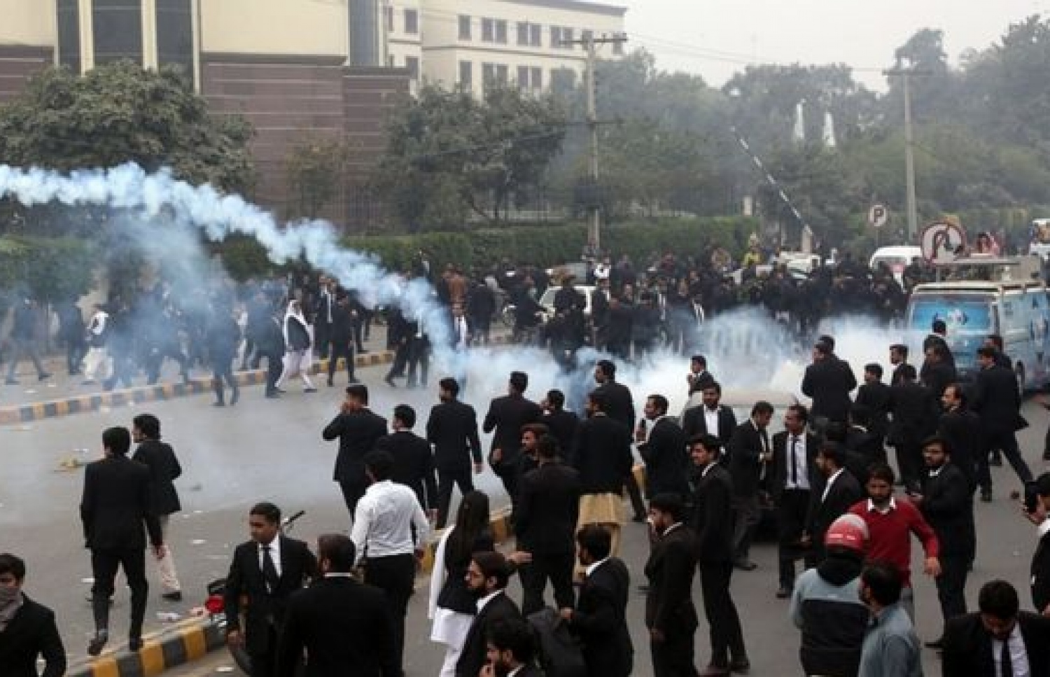 ވަކީލުން ކޮންޓްރޯލް ކުރަން ފުލުހުން ވަނީ ކަރުނަ ގޭސް ޖަހާފައި. --ފޮޓޯ:އީޕީއޭ