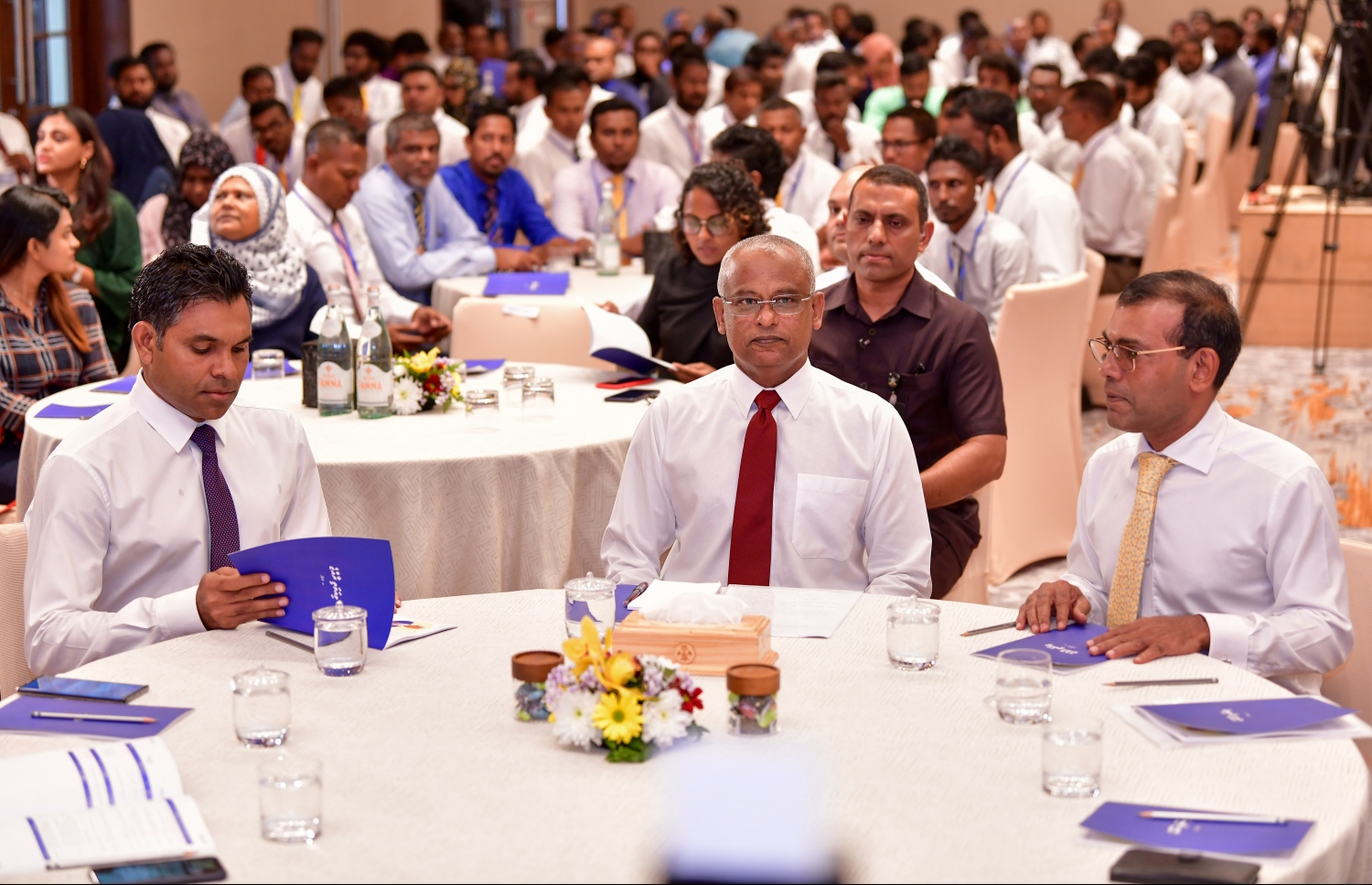 ރާއްޖޭގެ ހުރިހާ ކައުންސިލްތައް ހިމެނޭ ގޮތުން ކްރޮސް ރޯޑްސްގައި ބޭއްވި "ވިއަވަތި ރާއްޖެ" މަހާސިންތާގައި ރައީސް އިބްރާހިމް މުހައްމަދު ސޯލިހާއި (މ) މަޖިލީހުގެ ރައީސް މުހައްމަދު ނަޝީދާއި(ކ) ނައިބު ރައީސް ފައިސަލް ނަސީމް(ވ) ބައިވެރިވެވަޑައިގަންނަވަނީ --. ފޮޓޯ: ނިޝާން އަލީ/މިހާރު