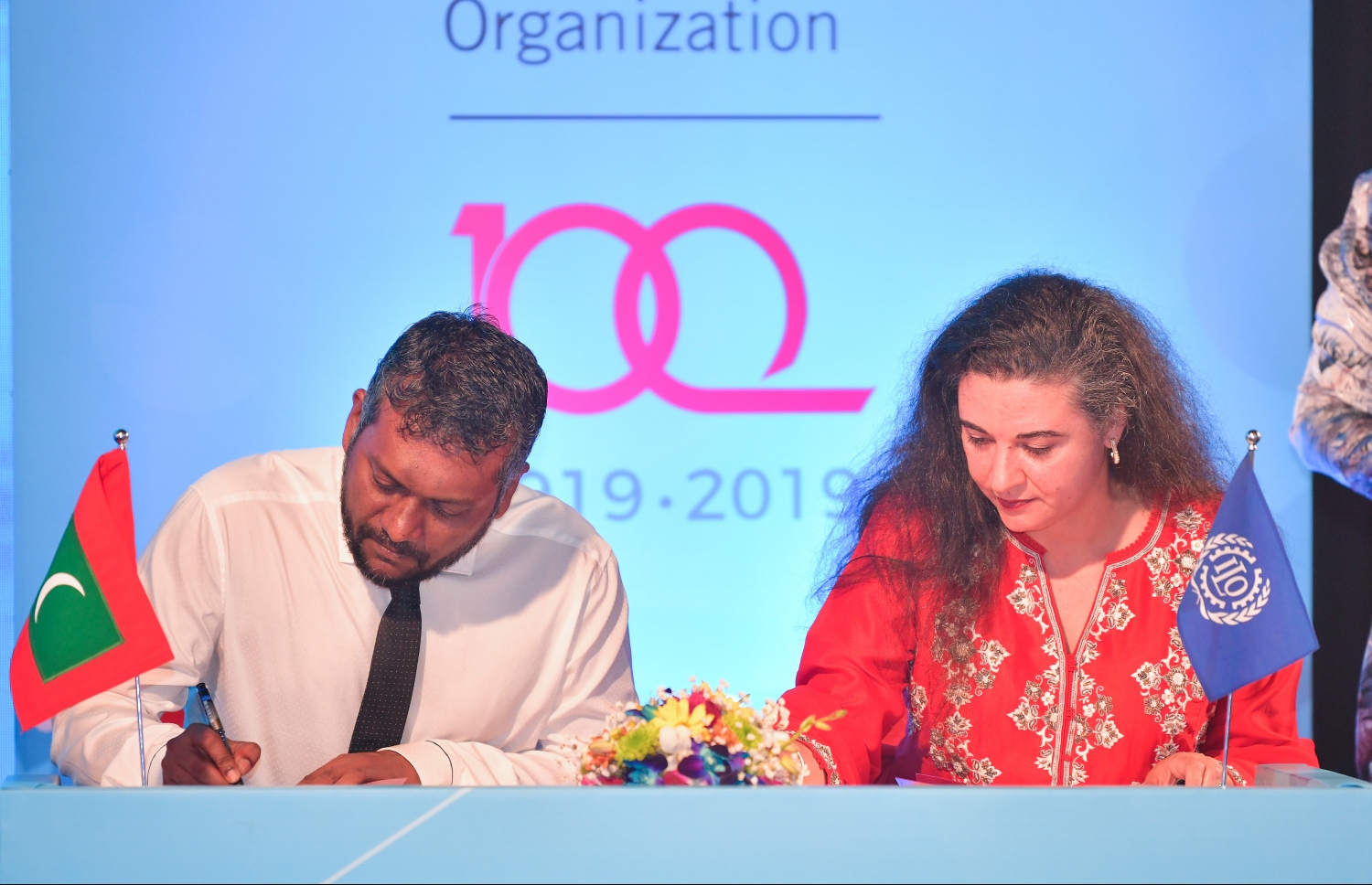 މަސައްކަތްތެރިން ކުރިއެރުވުމަށް އިކޮނޮމިކް މިނިސްޓްރީ އާއި އައިއެލްއޯއާ ދެމެދު އެއްބަސްވުމުގައި ސޮއި ކުރައްވަނީ-- ފޮޓޯ: ނިޝާން އަލީ/މިހާރު