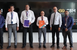 CEO and Managing Director of CBM Dilan Rajapakse  (C-L) and Dhiraagu CEO and Managing Director Ismail Rasheed (C-R) at the signing ceremony. PHOTO: DHIRAAGU