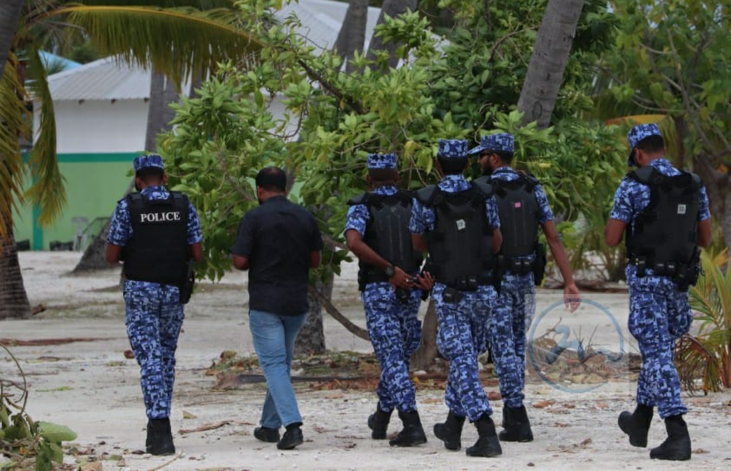 މަޑުއްވަރީގައި ފުލުހުންނާއި ސިފައިން ހަރަކާތްތެރިވަނީ. --ފޮޓޯ: މަޑުއްވަރީ އޮންލައިން