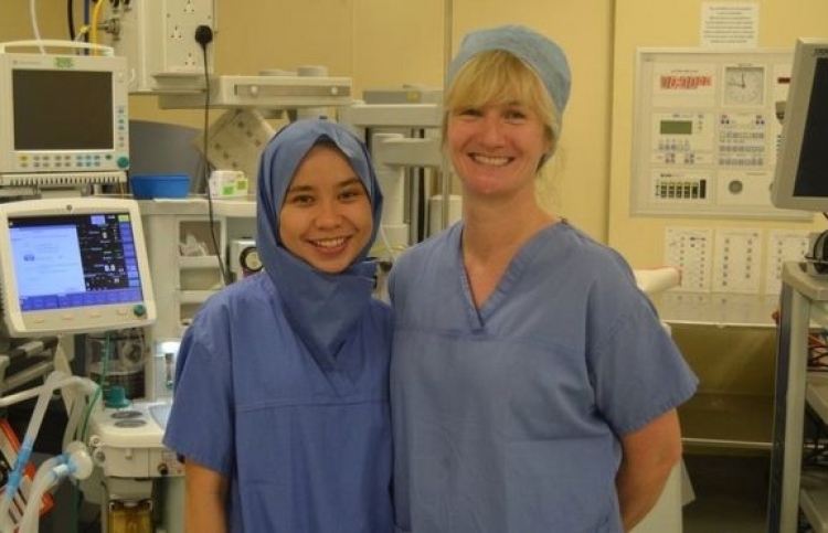 އިނގިރޭސި ހޮސްޕިޓަލެއްގައި ޑިސްޕޯސަބަލް ބުރުގާ