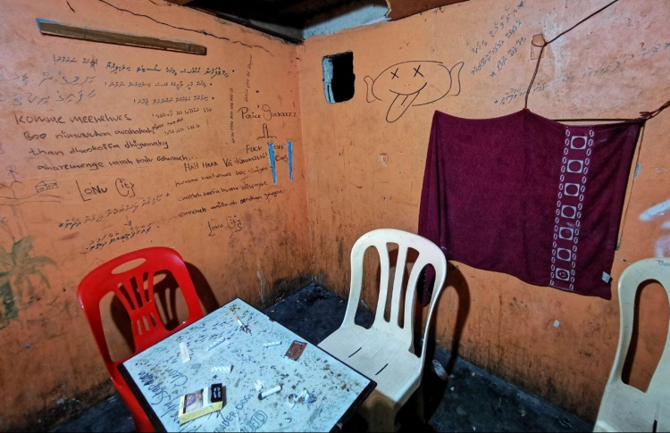 ޑްރަގް ބޭނުން ކުރަން ގެ ދިން ކަމަށް ބުނެ ދައުވާކޮށްފި