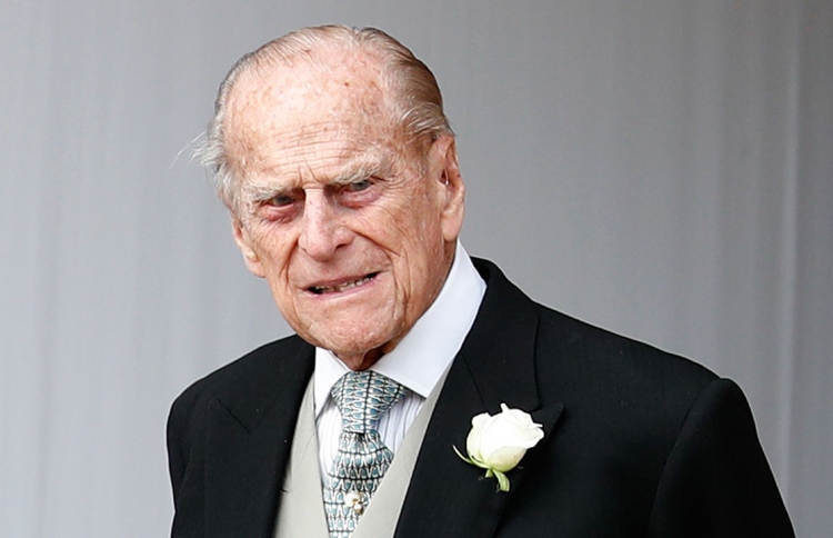 ޕްރިންސް ފިލިޕް އެޑްމިޓްކޮށް، ފަރުވާދެނީ