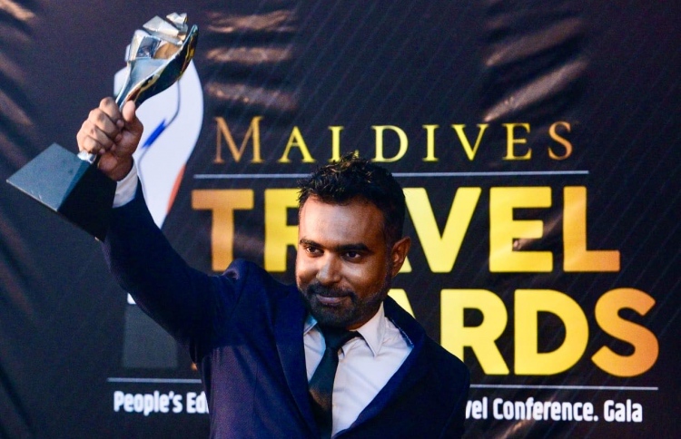 މޯލްޑިވްސް ޓްރެވެލް އެވޯޑްސްގެ އެންމެ މޮޅު ފޮޓޯގްރަފަރަކަށް އަލީ މުހައްމަދު (އެލީޒް)-- ފޮޓޯ: މަޓާޓޯ