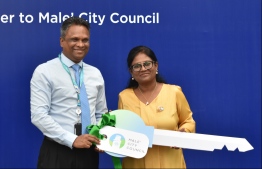 MWSC's Managing Director Adam Azim hands over the Tourist Terminal to Male' city council's Mayor Shifa Mohamed. PHOTO/MIHAARU