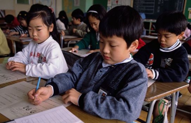 ޖަޕާނުގައި ސްކޫލްތަކަށް ނުދާ ކުދިން އިތުރުވަނީ