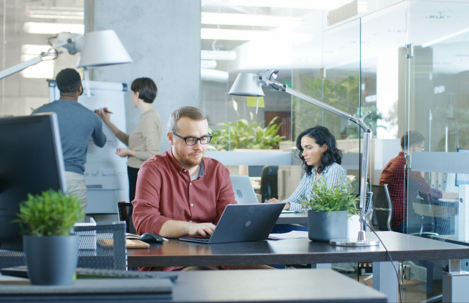 ބަޔަކު އޮފީހެއްގައި މަސައްކަތްކުރަނީ.