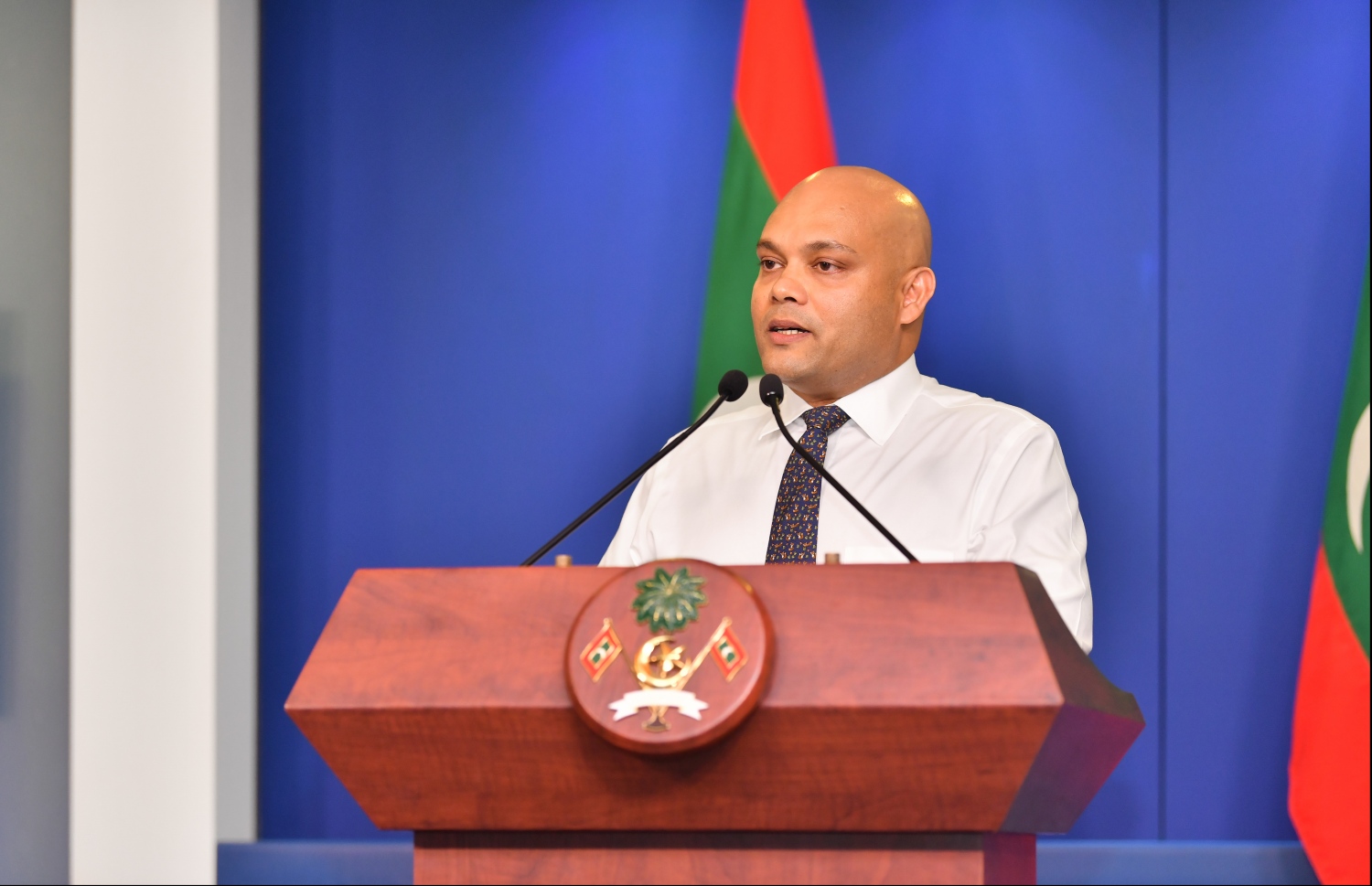 ރައީސް އޮފީހުގައި ބޭއްވި ނޫސްވެރިންގެ ބައްދަލުވުމުގައި ހޫދު ވާހަކަ ދައްކަވަނީ -- ފޮޓޯ: ހުސައިން ވަހީދު/މިހާރު