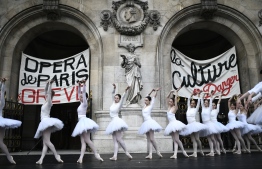 Paris Opera dancers perform in front of the Palais Garnier against the French government's plan to overhaul the country's retirement system, in Paris, on December 24, 2019. (Photo by STEPHANE DE SAKUTIN / AFP)