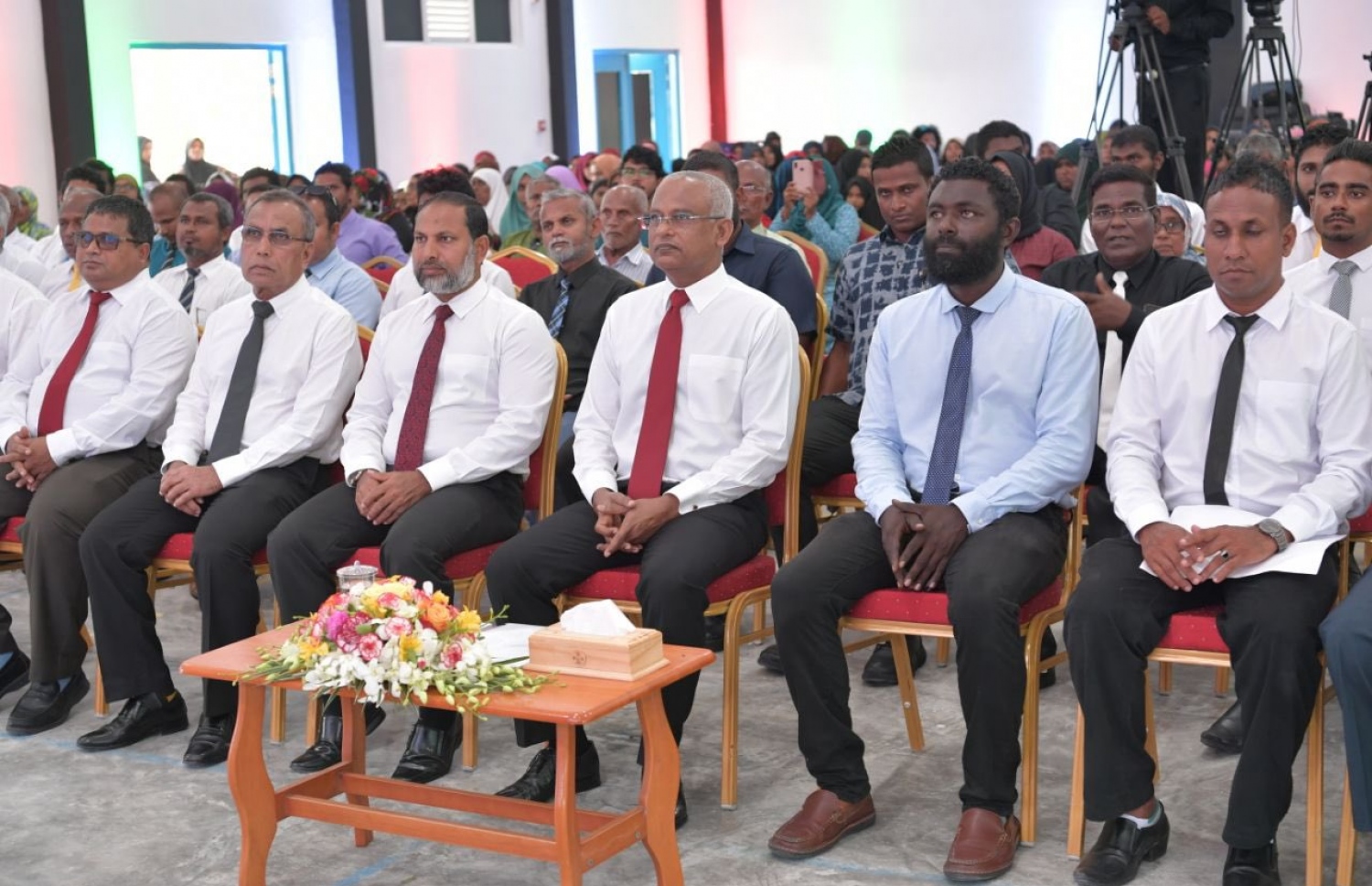 ވިލުފުށީގައި ބޭއްވި އެއްބައިވަންތަކަމުގެ ދުވަހުގެ ޖަލްސާގައި ރައީސް ވާހަކަ ދައްކަވަނީ. --ފޮޓޯ/ރައީސް އޮފީސް