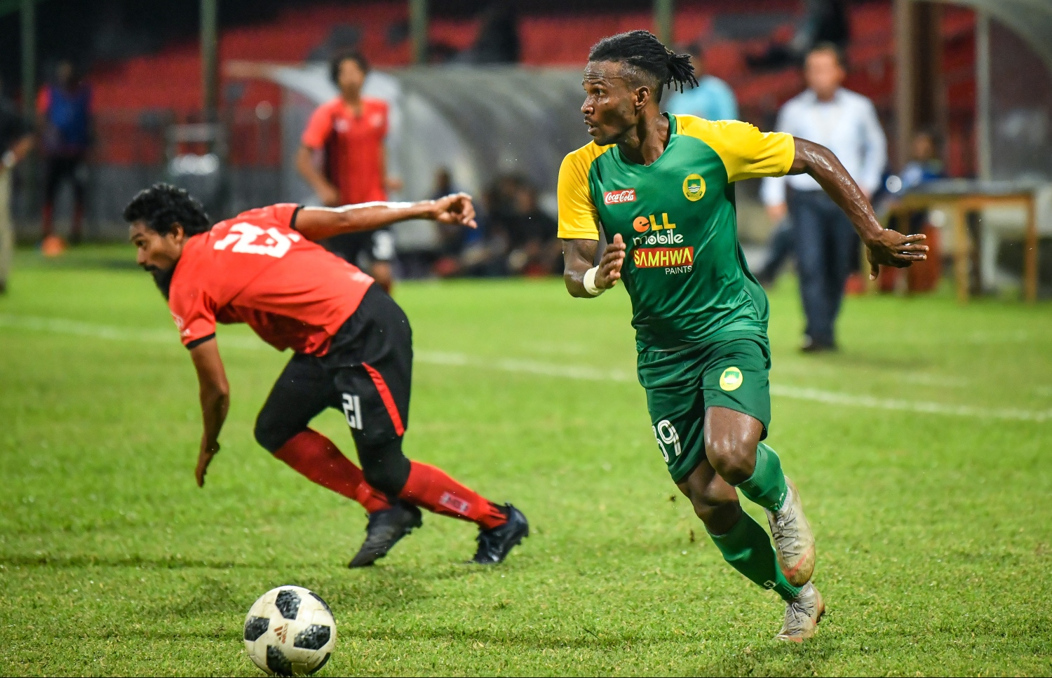 ޓީސީގެ އައްޒާމް (ވ) ކައިރިން މާޒިޔާގެ ކޯނޭ ބޯޅަ ހިފައިގެންދަނީ. -- ފޮޓޯ: ނިޝާން އަލީ/ މިހާރު