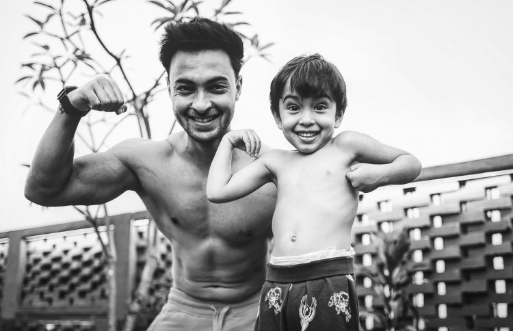 އާޔޫޝް ދަރިފުޅު އާހިލާ އެކު.