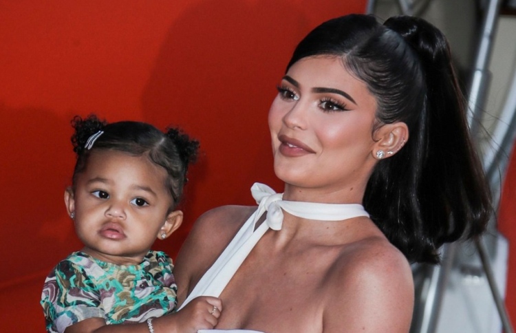 ކައިލީ، ދަރިފުޅަށް ޖަވާހިރު އަނގޮޓިއެއް ދިނުން މައްސަލައަކަށް