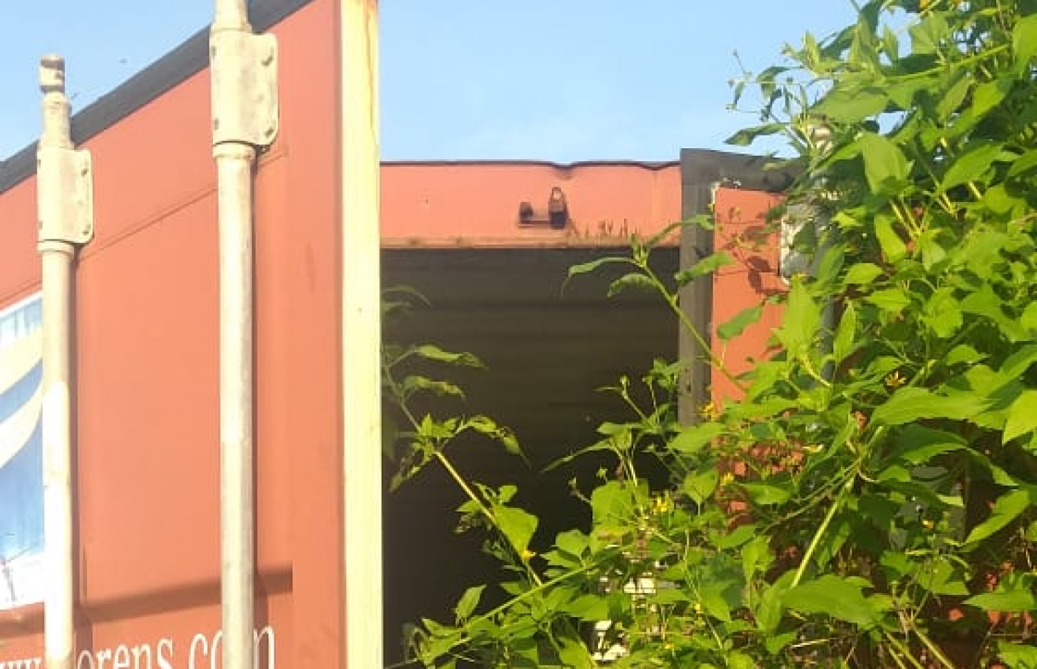 ޖަލުގެ ސާމާނު ލާފައި ހުރި ކޮންޓޭނަރެއް: ދައުލަތުން 16 މިލިއަން ރުފިޔާ ހޭދަކުރިޔަސް އަޅާލާނެ ބަޔަކު ނެތް --ފޮޓޯ: އަލީ ސުލްތާން