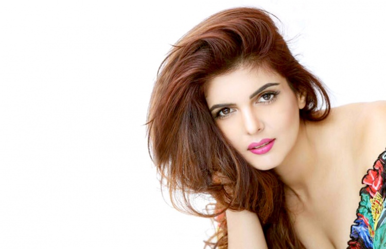 ޕަރިނީތީގެ ބަދަލުގައި "ބޫޖް" އަށް އިހާނާ