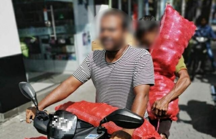 ފުލުހެއްގެ ގައިގައި ސައިކަލުން ޖެއްސި މީހަކު ހައްޔަރަށް